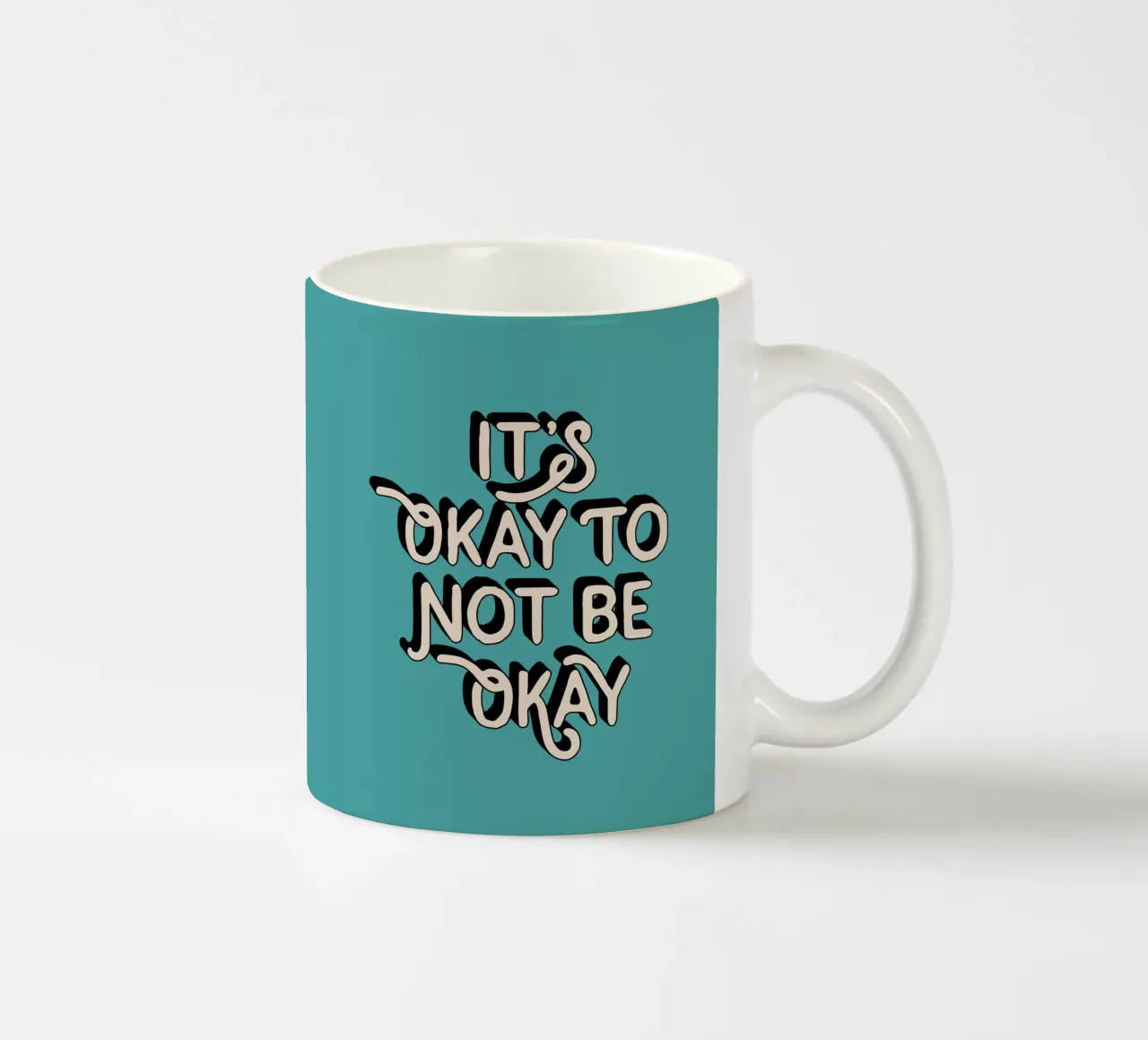 Va bene non essere a posto tazza in ceramica da THE MOTIVATED TYPE