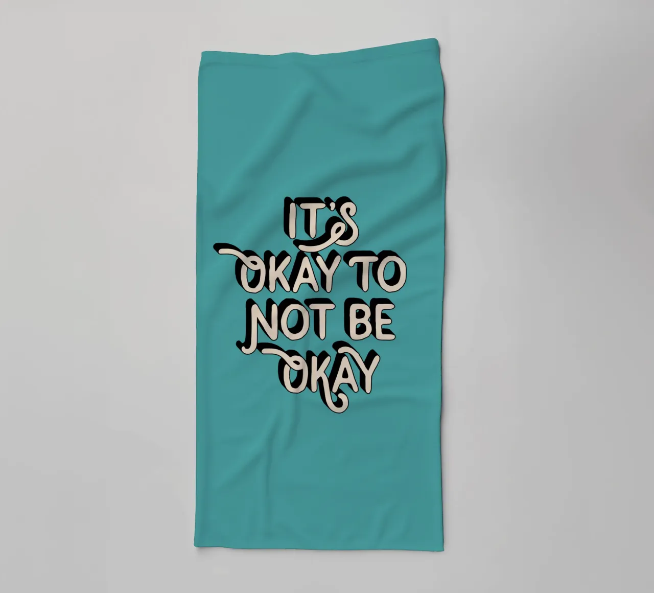 Va bene non essere a posto asciugamano da bagno da THE MOTIVATED TYPE