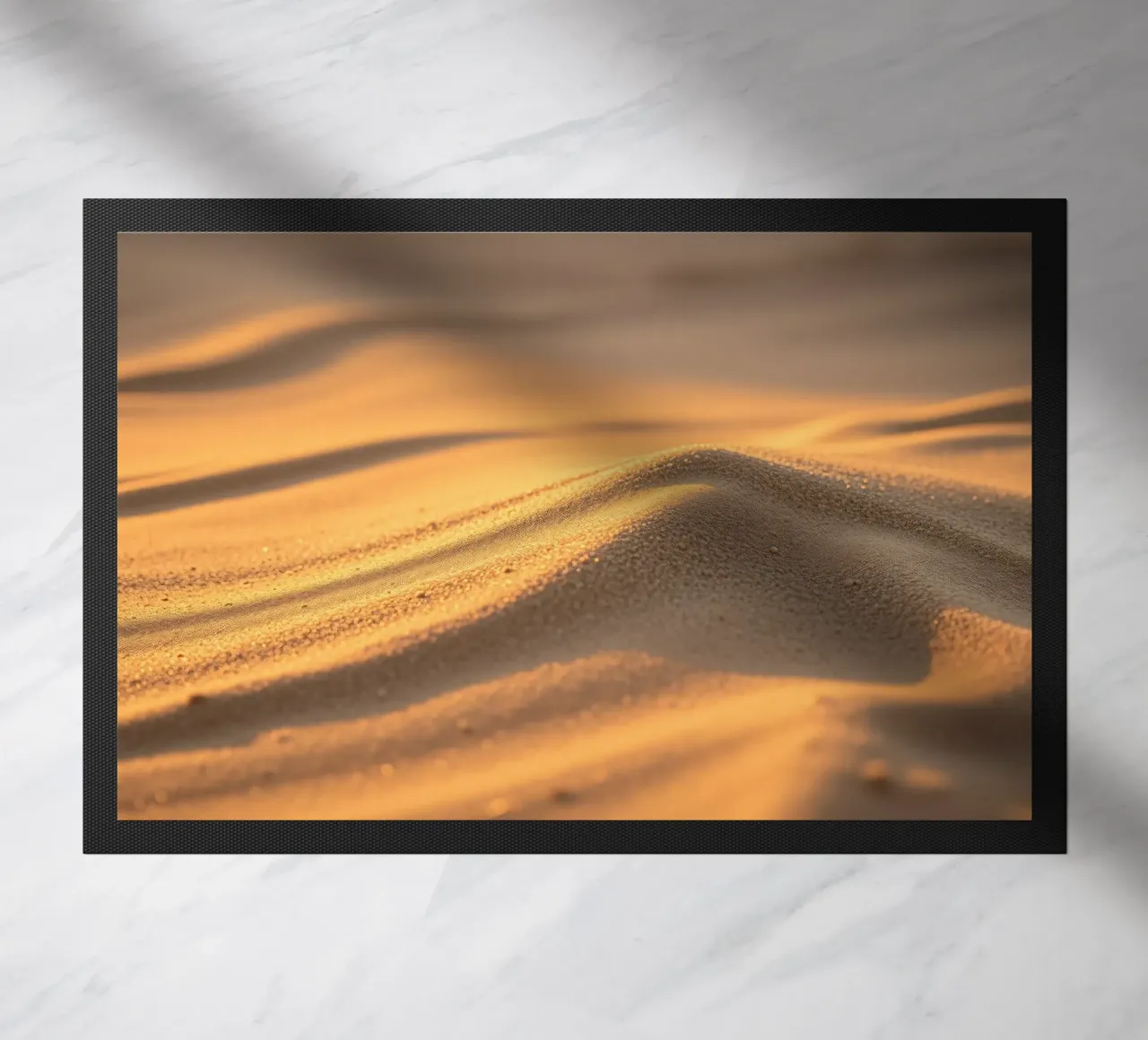 Un design straordinario di texture sabbiose che riflettono la luce del sole zerbino da DesignDoodle
