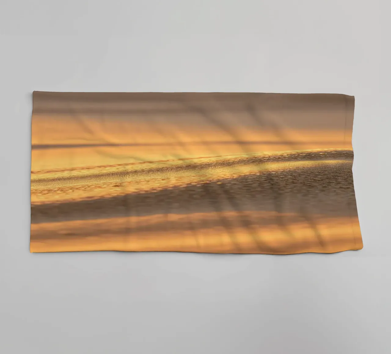 Atemberaubendes Design mit sandigen Texturen, die das Sonnenlicht reflektieren Handtuch von DesignDoodle