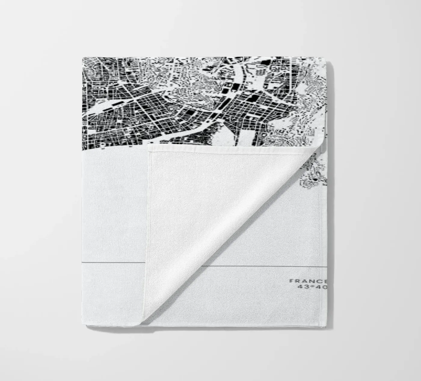 Nice Strandtuch von The Cartography Collection