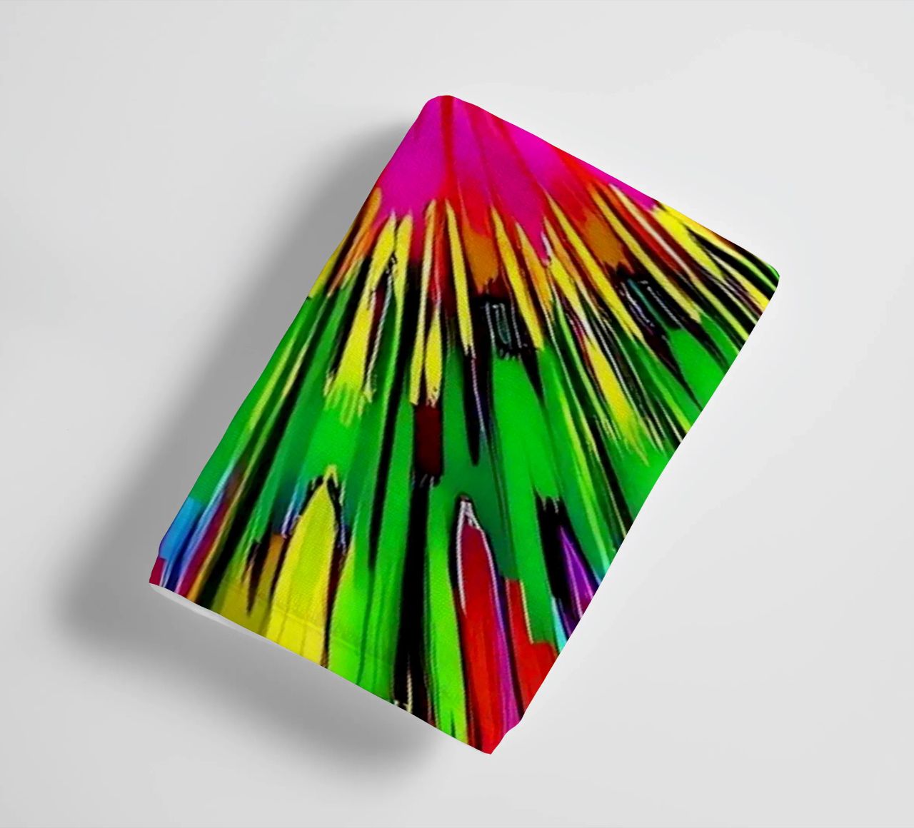 Dessin abstrait vibrant avec un motif radial éclatant de couleurs serviette de bain de DesignDoodle
