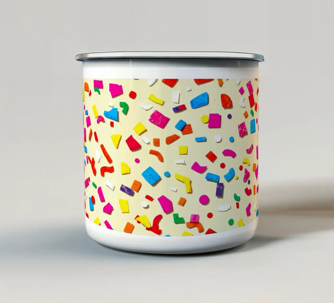 Design astratto e colorato con forme vivaci su una superficie leggera. tazza in smalto da DesignDoodle