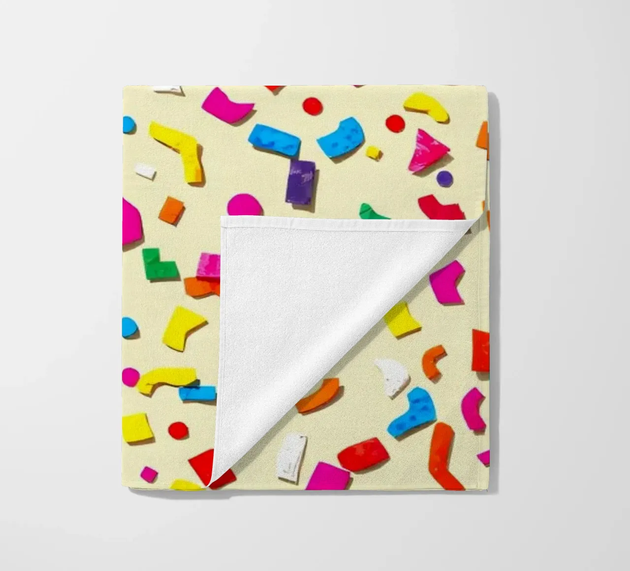 Design astratto e colorato con forme vivaci su una superficie leggera. telo mare da DesignDoodle