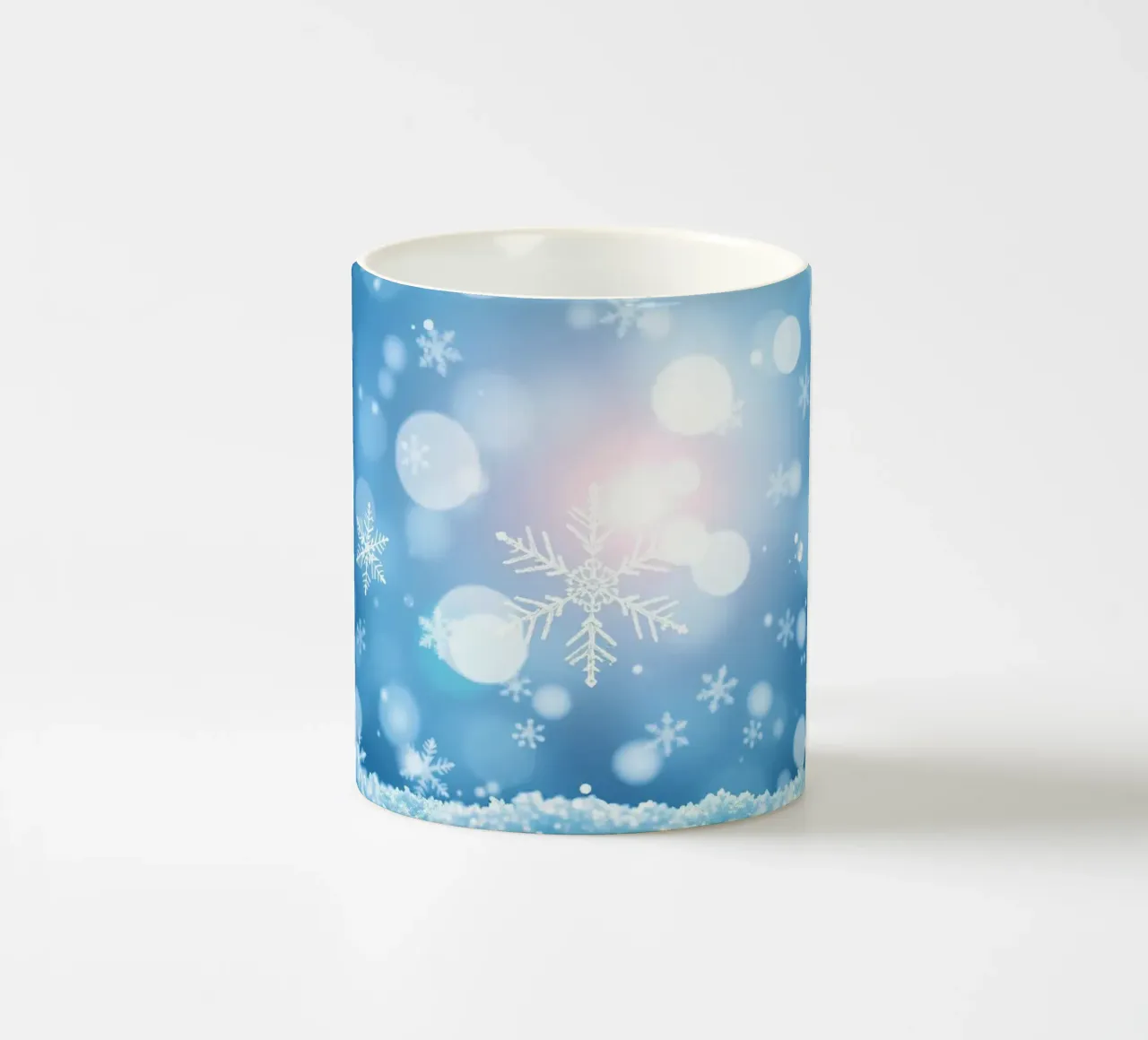 Sfondo astratto invernale con fiocchi di neve e scintillio tazza in ceramica da DesignDoodle
