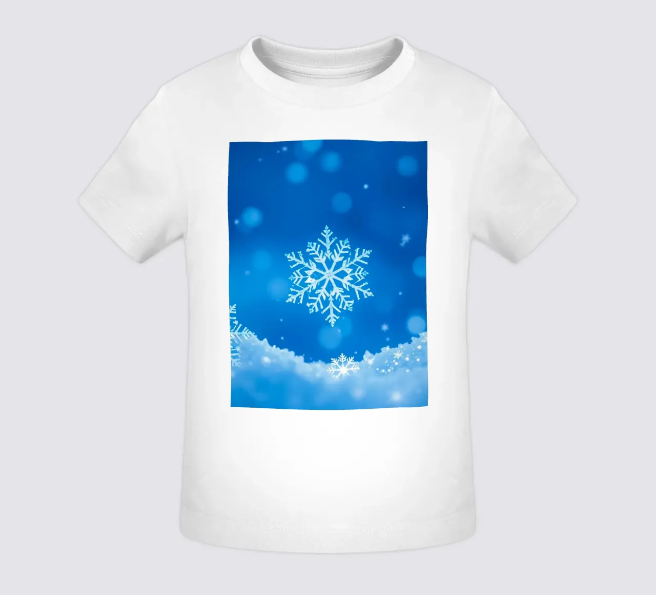 sfondo invernale con fiocchi di neve e un disegno blu. maglietta neonato da DesignDoodle
