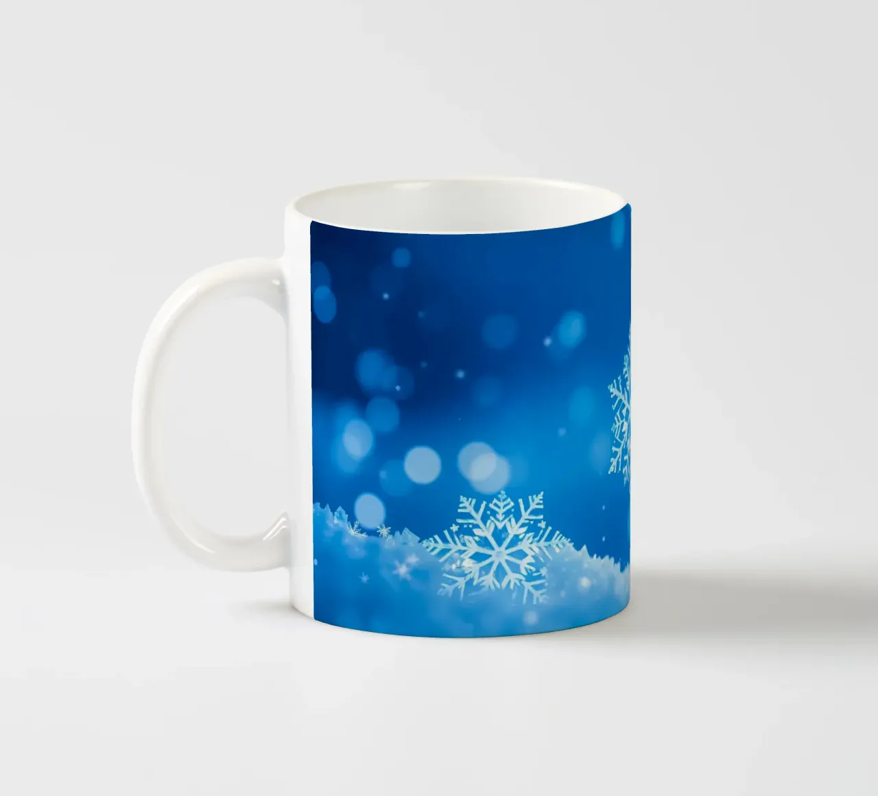 sfondo invernale con fiocchi di neve e un disegno blu. tazza in ceramica da DesignDoodle