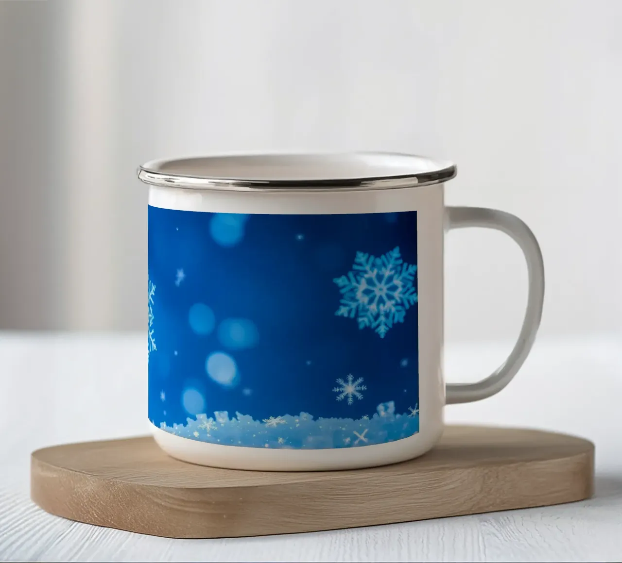 sfondo invernale con fiocchi di neve e un disegno blu. tazza in smalto da DesignDoodle