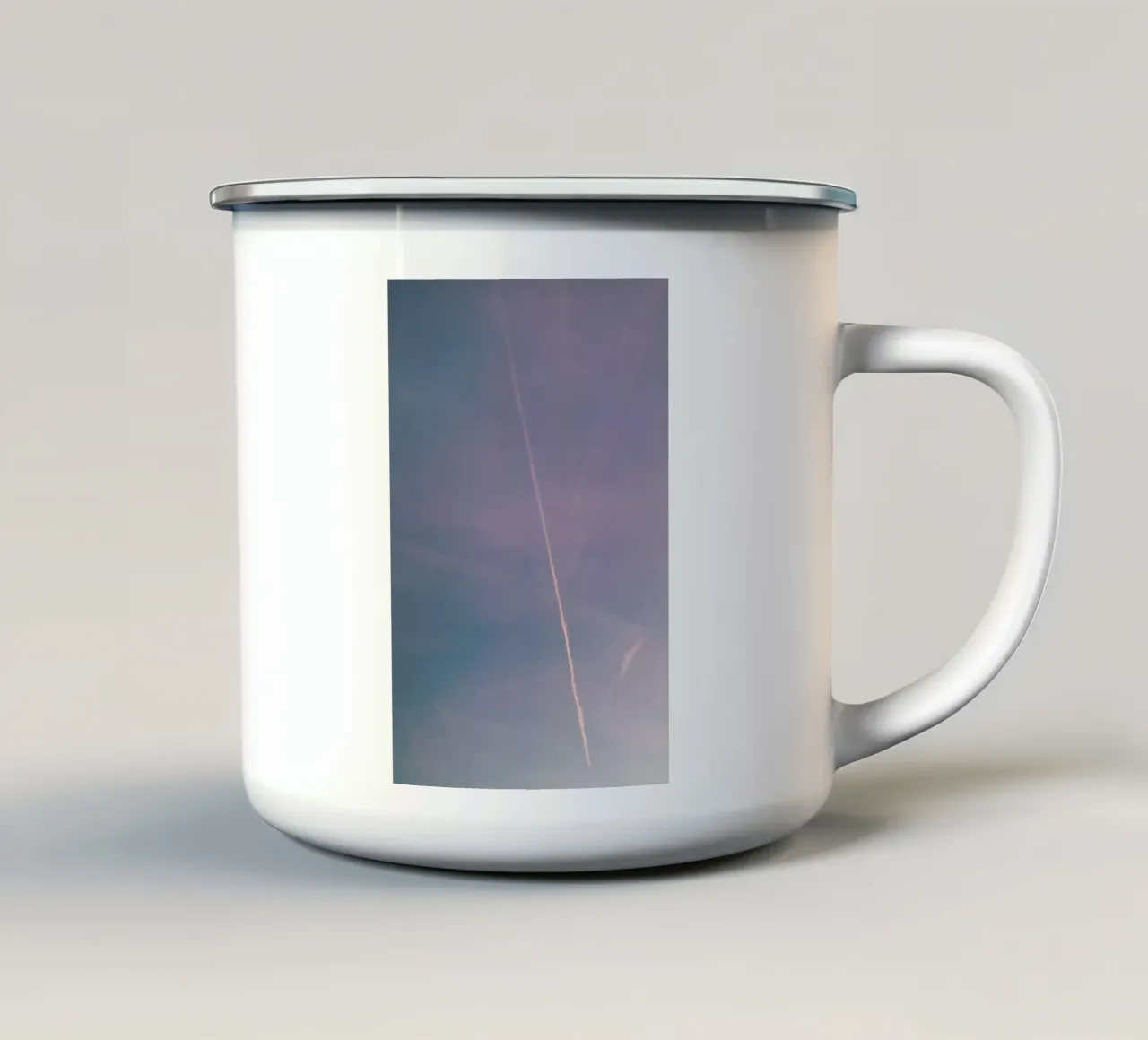 Dreamy Skies IV tazza in smalto da Sebastian Hilgetag