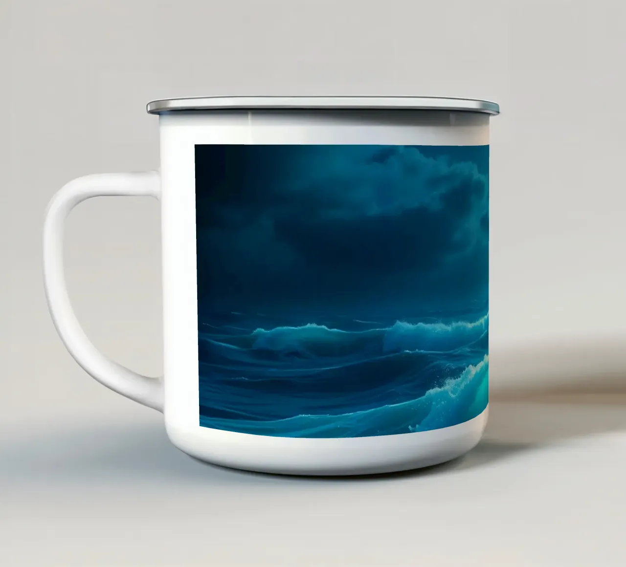 l'oceano illuminato dalla luna che riflette le onde blu sotto la notte tazza in smalto da DesignDoodle
