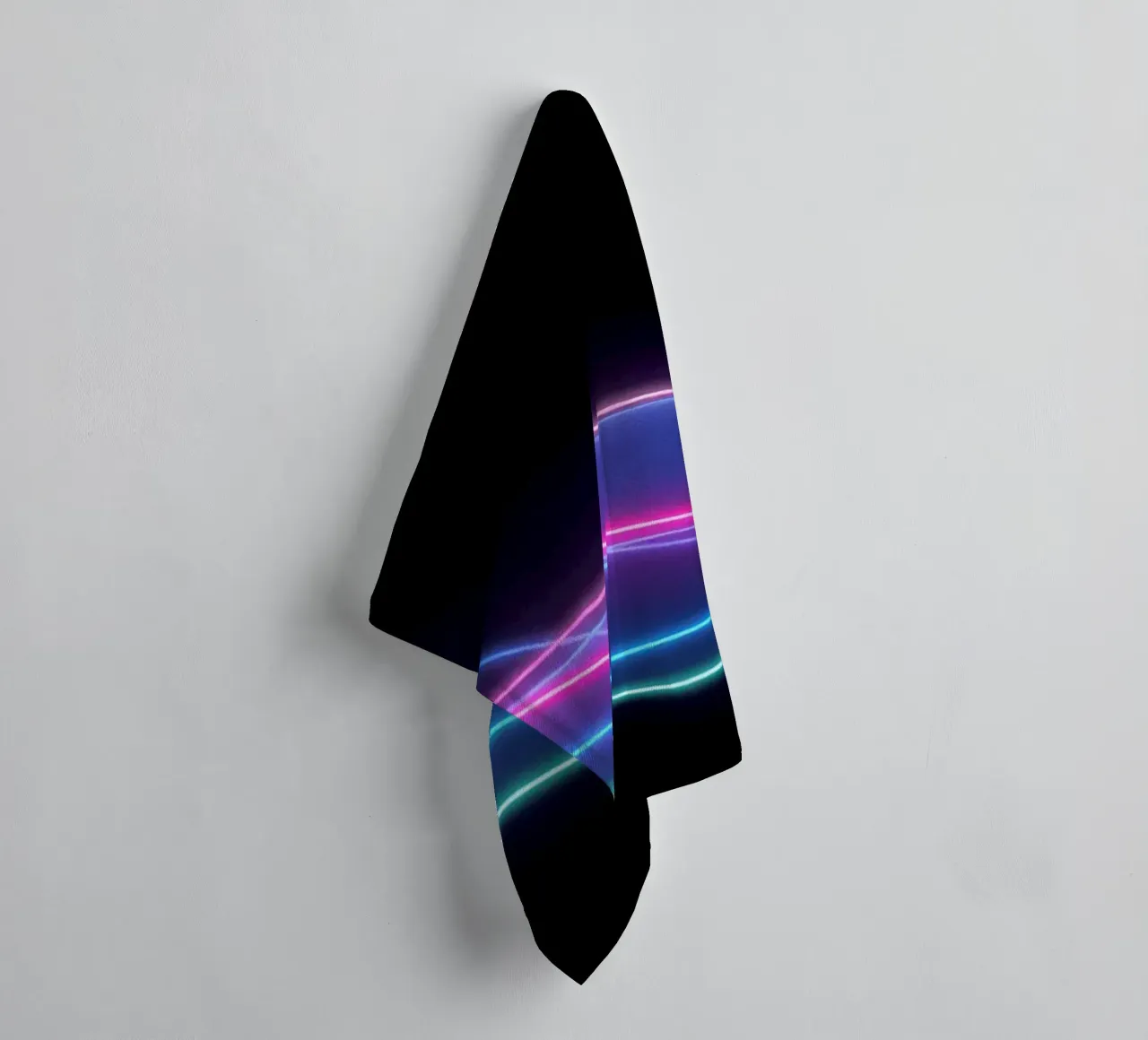 fond abstrait avec des lignes colorées et fluides, des vagues serviette de bain de DesignDoodle