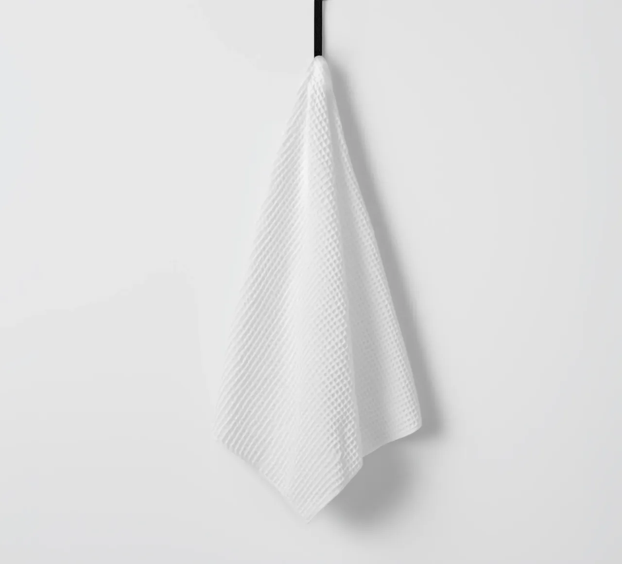 Pennellata di caffè e croissant dipinta in bianco e nero canovaccio da cucina da Katja Stehle Design