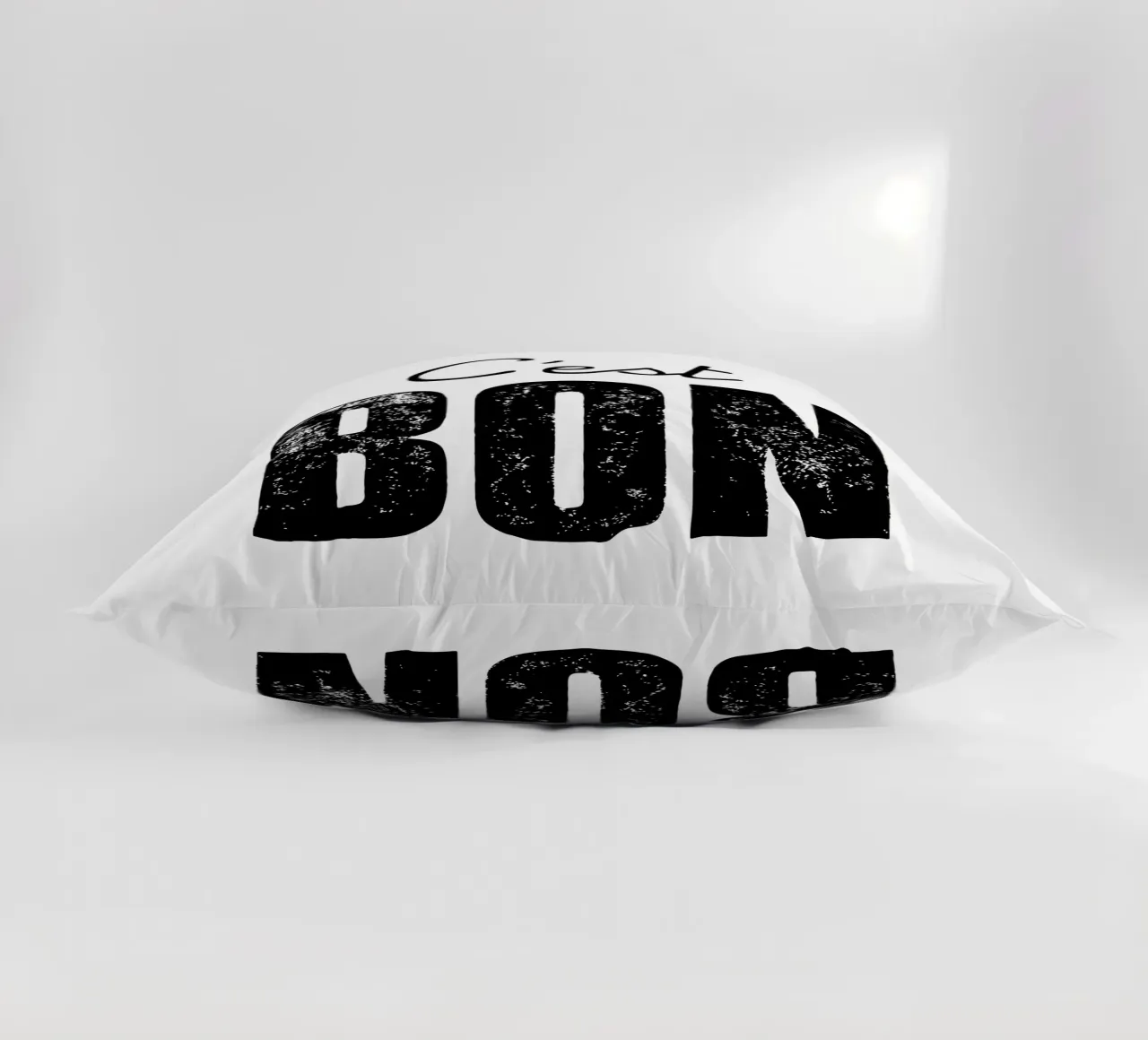 C'est Bon Design tipografico francese in bianco e nero cuscino da THE MOTIVATED TYPE