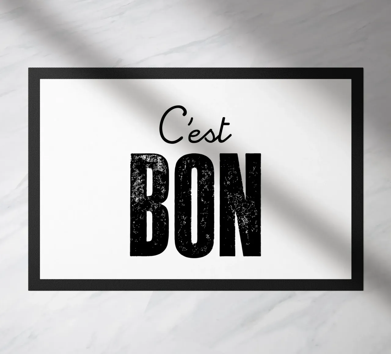 C'est Bon Design tipografico francese in bianco e nero zerbino da THE MOTIVATED TYPE