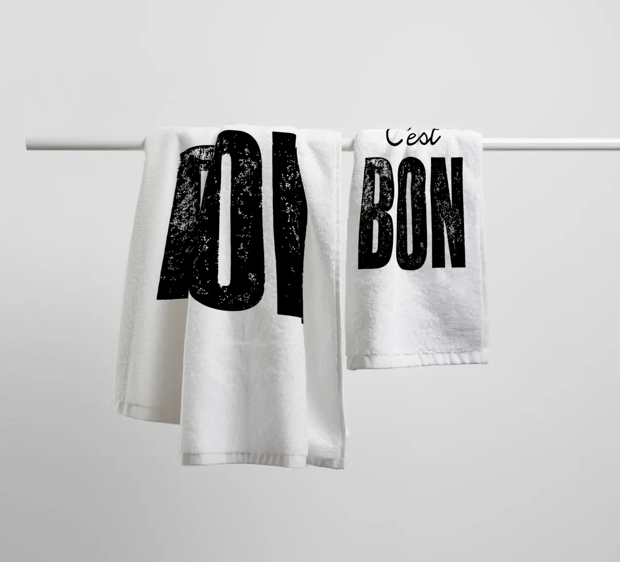 C'est Bon Design tipografico francese in bianco e nero asciugamano da bagno da THE MOTIVATED TYPE