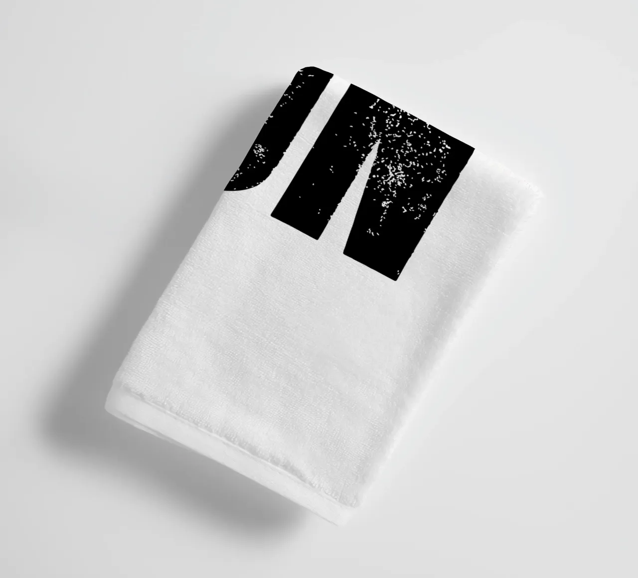 C'est Bon Design tipografico francese in bianco e nero asciugamano da bagno da THE MOTIVATED TYPE