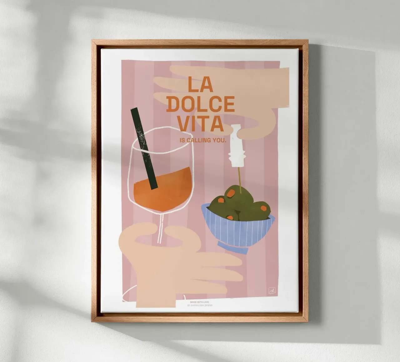 APEROL SPRITZ, OLIVES AND LA DOLCE VITA tela con Cornice a cassetta da sarahlenadesign