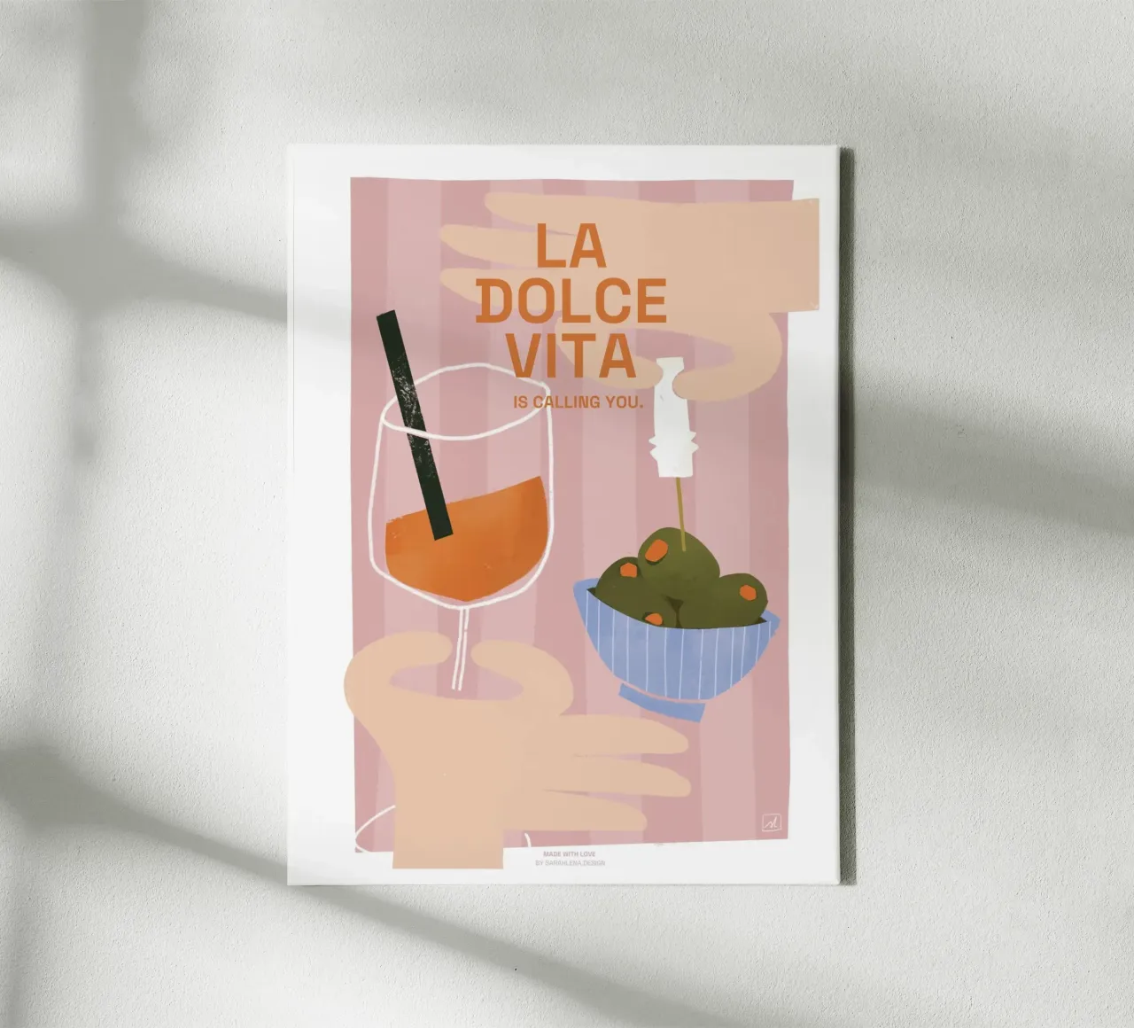 APEROL SPRITZ, OLIVES AND LA DOLCE VITA tela con Cornice a cassetta da sarahlenadesign