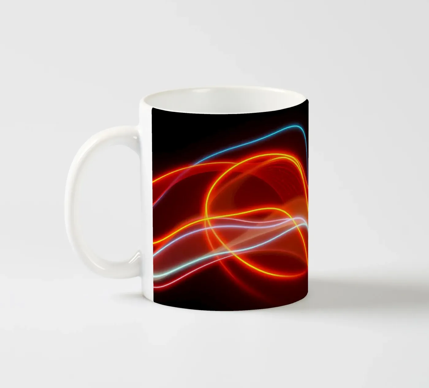 achtergrond met vloeiende lichtpatronen die een dynamisch keramische mok van DesignDoodle