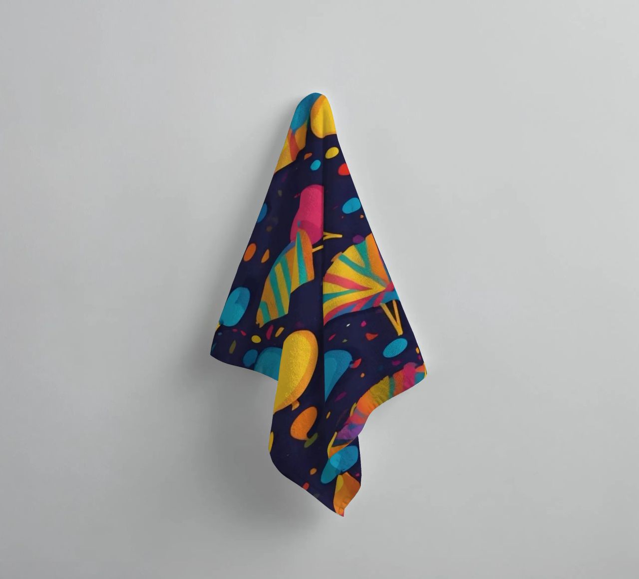 Buntes abstraktes Design mit Luftballons, Konfetti Handtuch von DesignDoodle