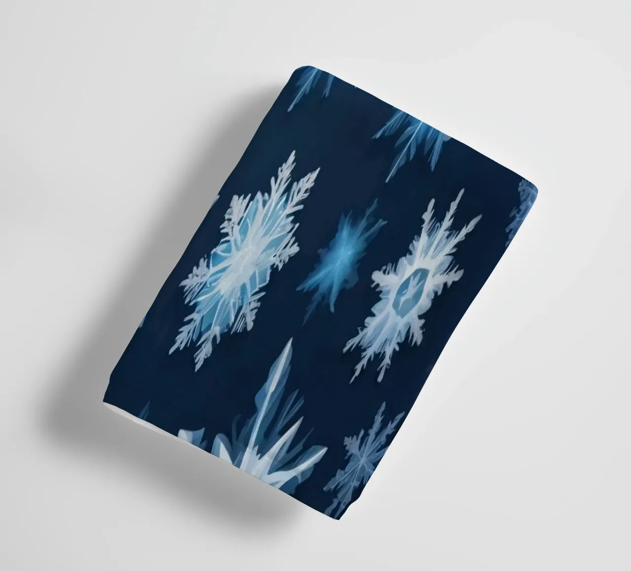 Winterwunderland inspiriertes Design mit Schneeflocken Handtuch von DesignDoodle