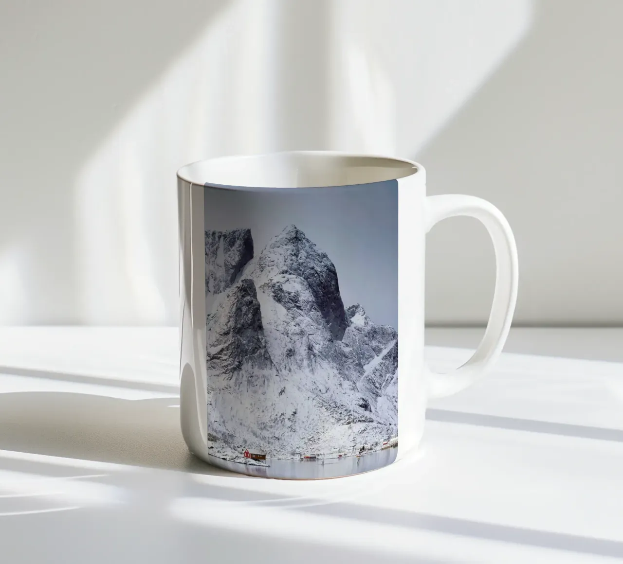 Snow-Capped Peaks by Massimo Zappula tazza in ceramica da EyeEm Mobile GmbH