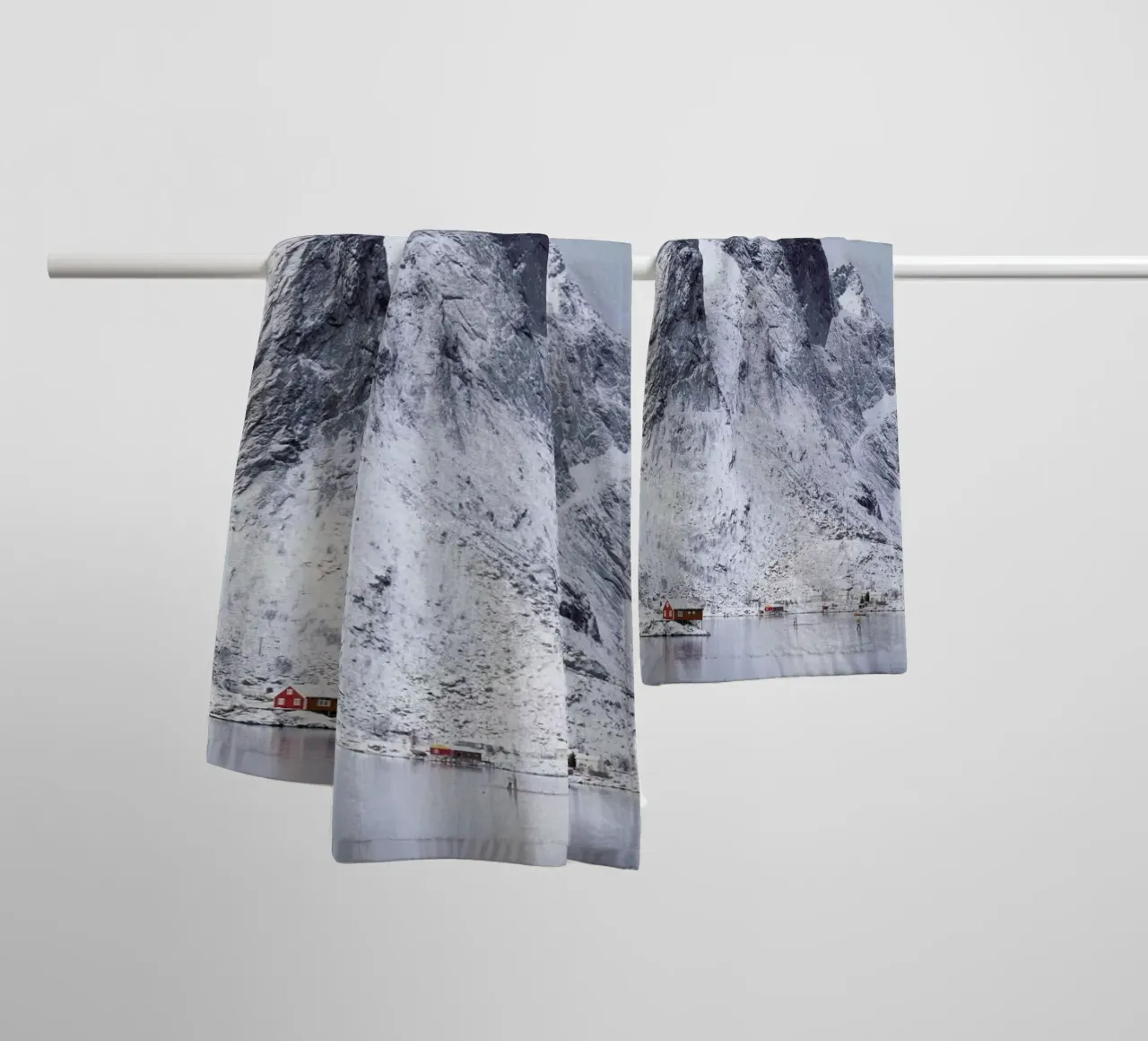 Snow-Capped Peaks by Massimo Zappula asciugamano da bagno da EyeEm Mobile GmbH