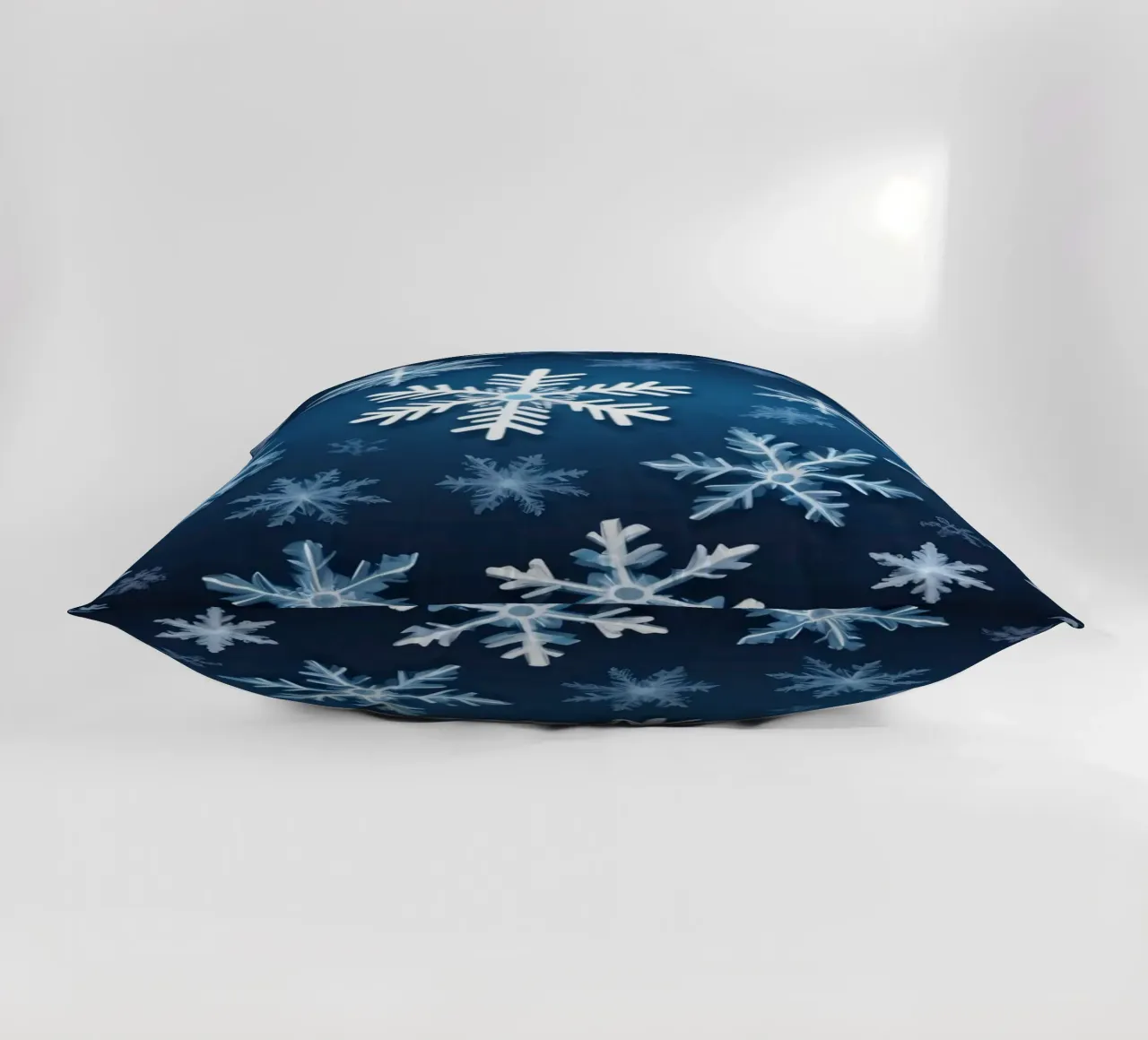 sfondo blu con vari intricati fiocchi di neve cuscino da DesignDoodle