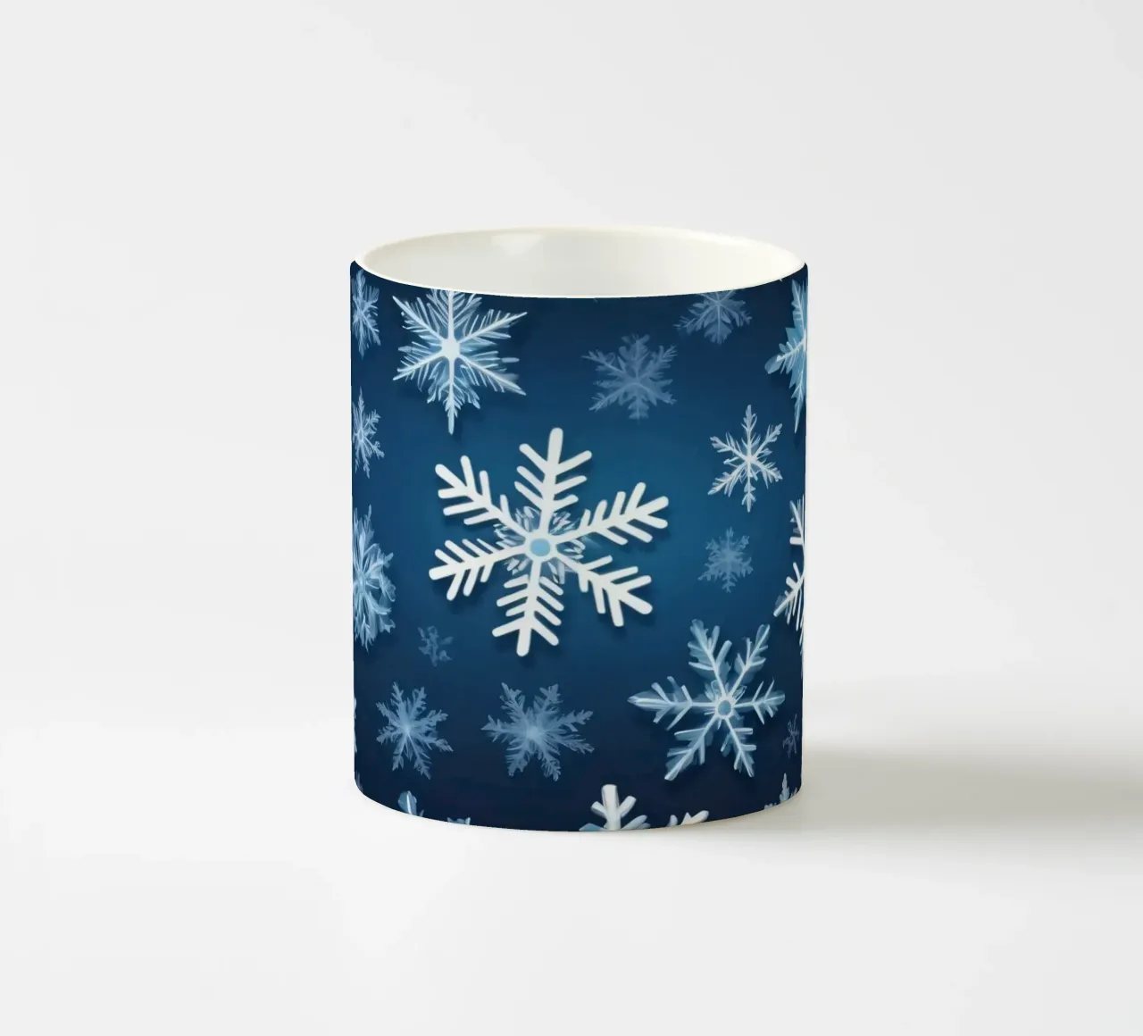 sfondo blu con vari intricati fiocchi di neve tazza in ceramica da DesignDoodle