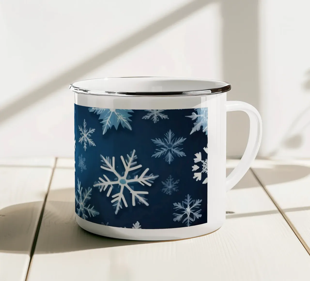 sfondo blu con vari intricati fiocchi di neve tazza in smalto da DesignDoodle