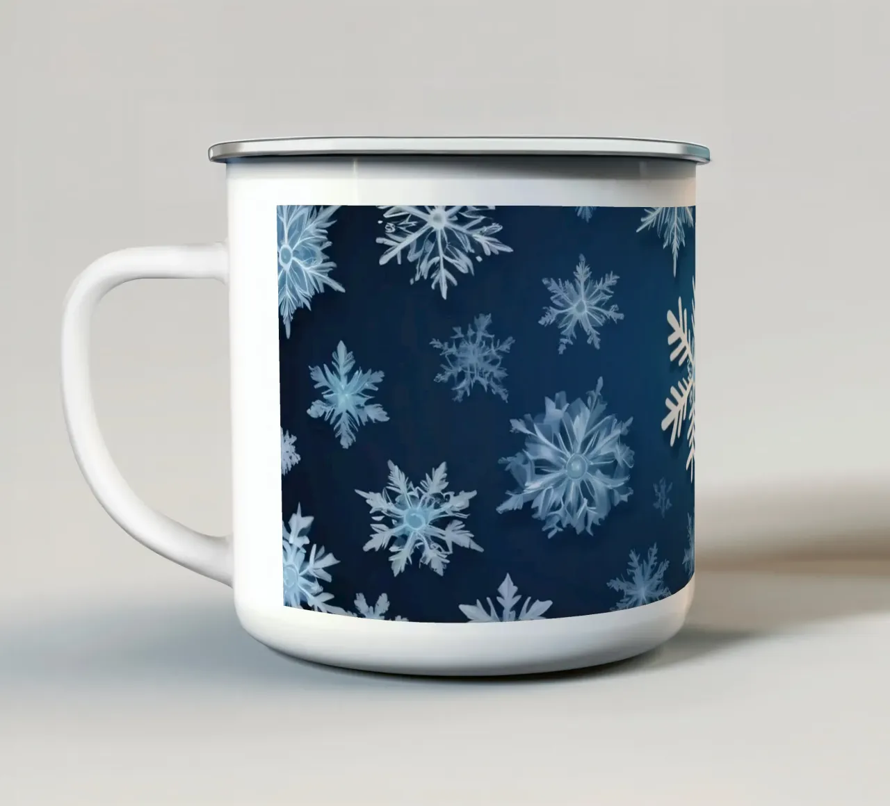 sfondo blu con vari intricati fiocchi di neve tazza in smalto da DesignDoodle