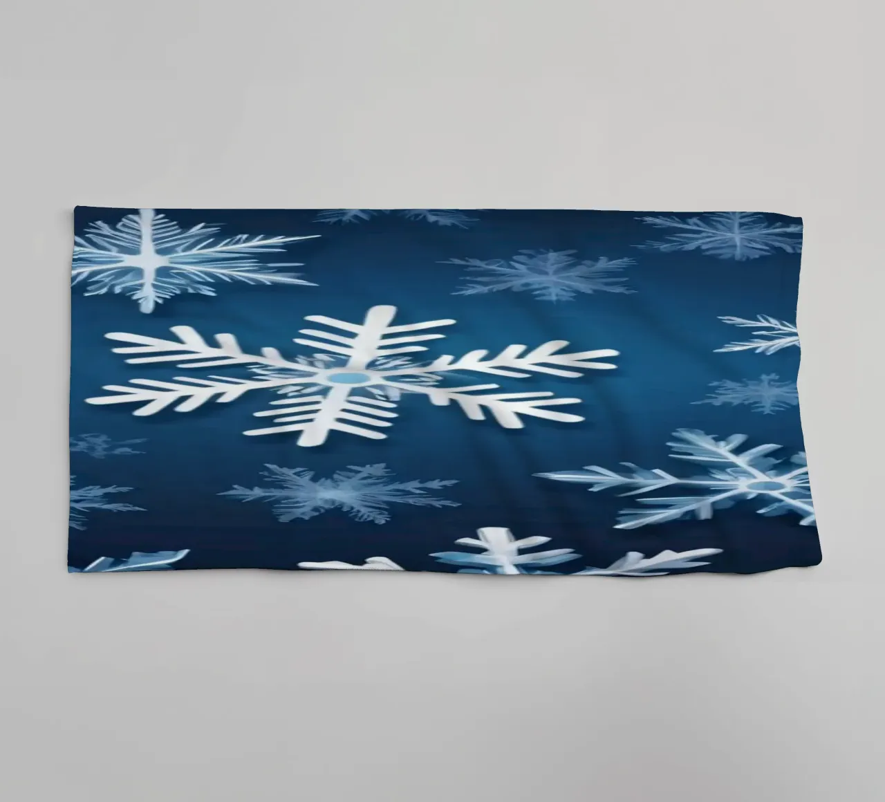 sfondo blu con vari intricati fiocchi di neve asciugamano da bagno da DesignDoodle