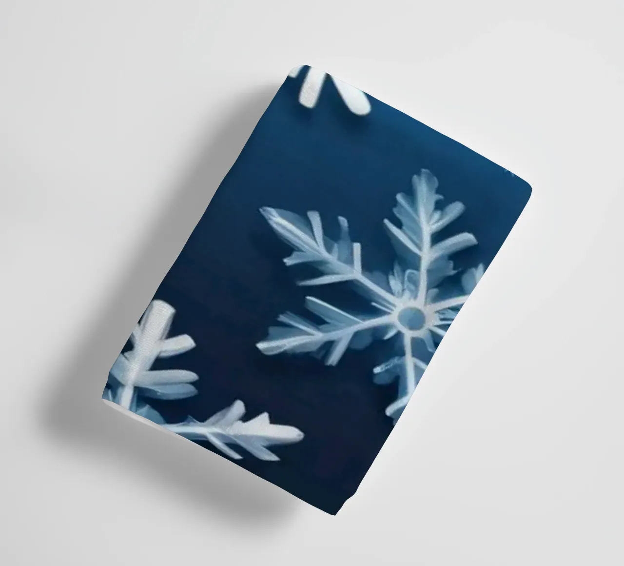 sfondo blu con vari intricati fiocchi di neve asciugamano da bagno da DesignDoodle