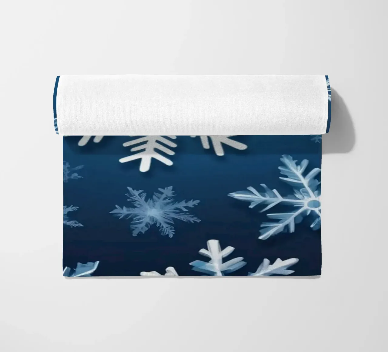 sfondo blu con vari intricati fiocchi di neve telo mare da DesignDoodle