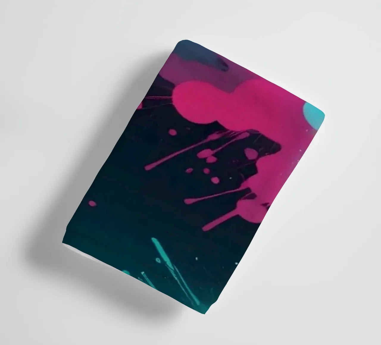 abstraktes Design mit kräftigen Farben und fließenden Formen Handtuch von DesignDoodle