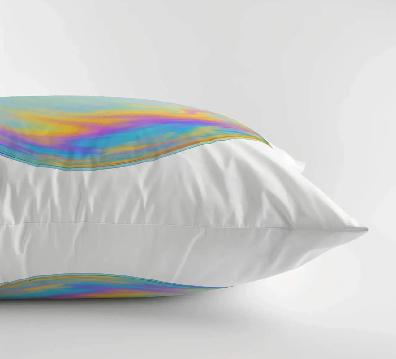 Bolla di sapone colorata e iridescente cuscino da Katja Stehle Design