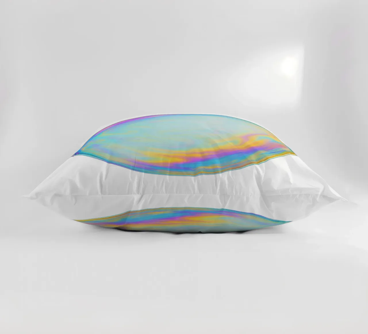 Bolla di sapone colorata e iridescente cuscino da Katja Stehle Design