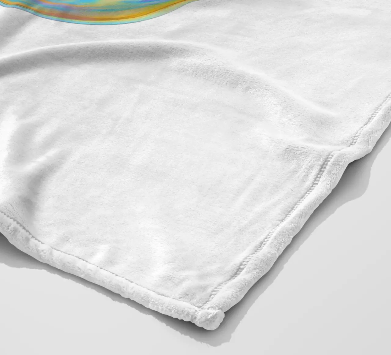 Bolla di sapone colorata e iridescente coperta in pile da Katja Stehle Design