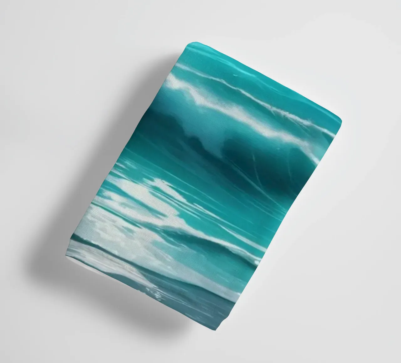 Atemberaubende abstrakte Meeresansicht mit leuchtendem Mondlicht Handtuch von DesignDoodle