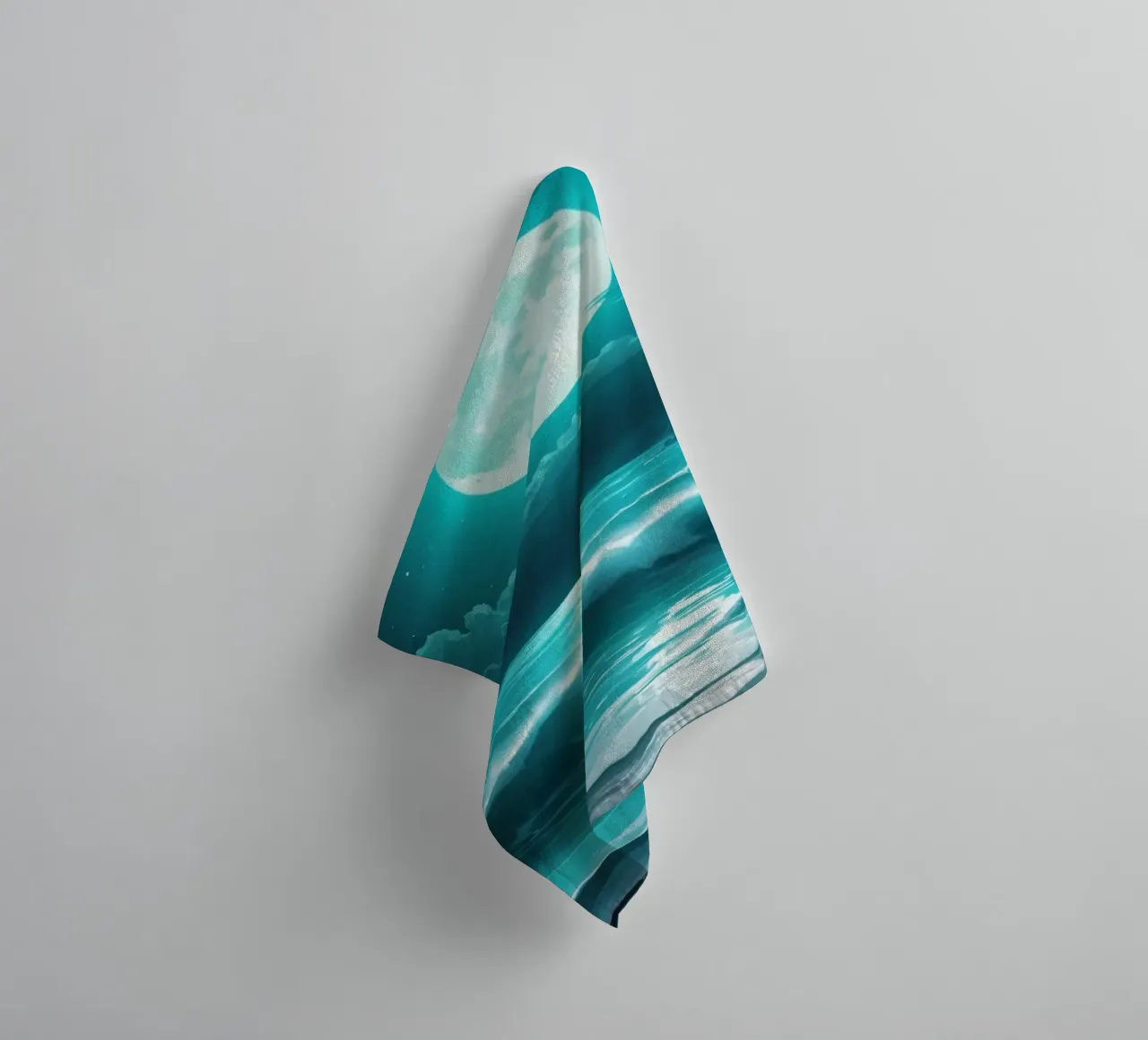 Splendida vista astratta sull'oceano con la luce della luna asciugamano da bagno da DesignDoodle