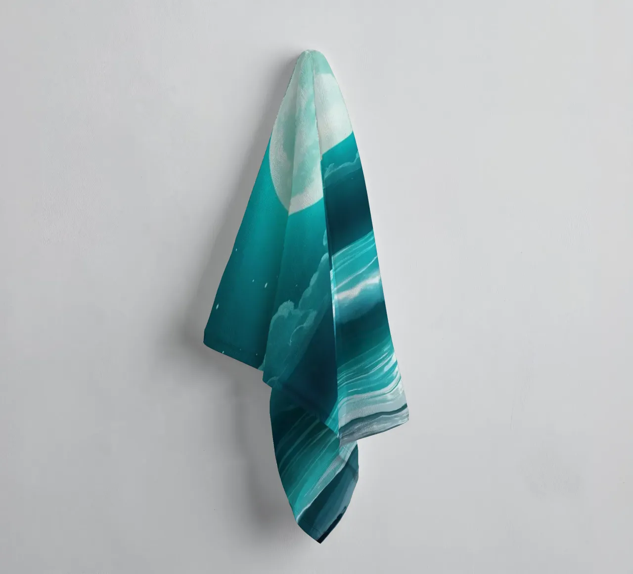 Splendida vista astratta sull'oceano con la luce della luna asciugamano da bagno da DesignDoodle
