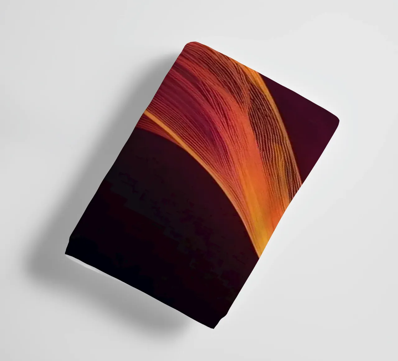 Vagues de couleurs abstraites et vibrantes créant un visuel dynamique serviette de bain de DesignDoodle