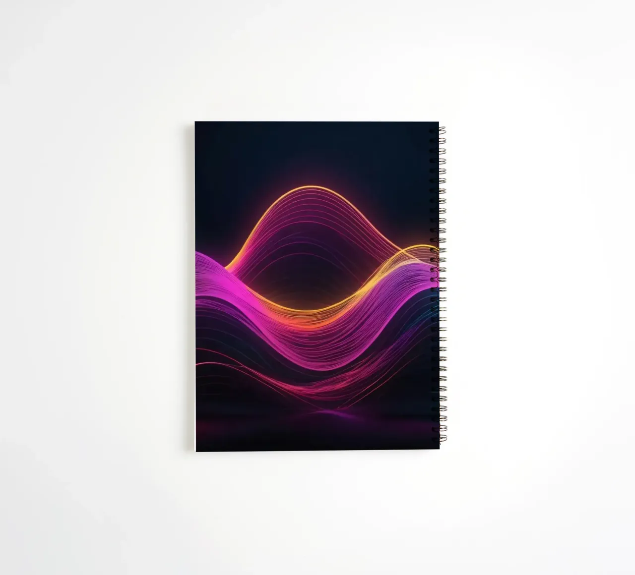 Des vagues abstraites vibrantes créent un fond d'écran numérique envoûtant. carnet à spirale de DesignDoodle