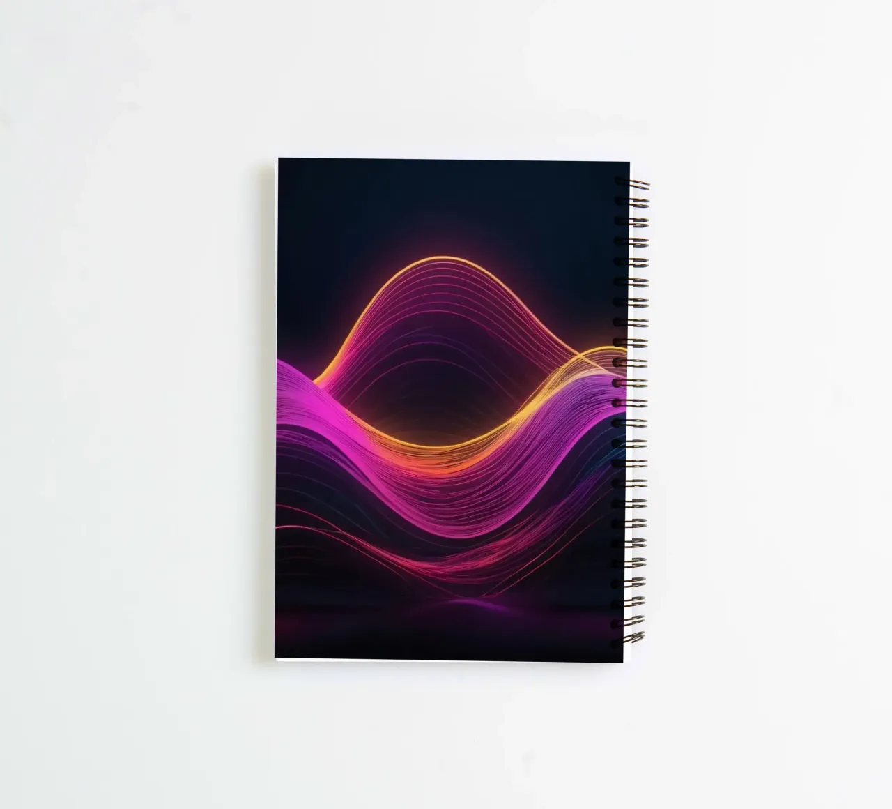 Des vagues abstraites vibrantes créent un fond d'écran numérique envoûtant. carnet à spirale de DesignDoodle