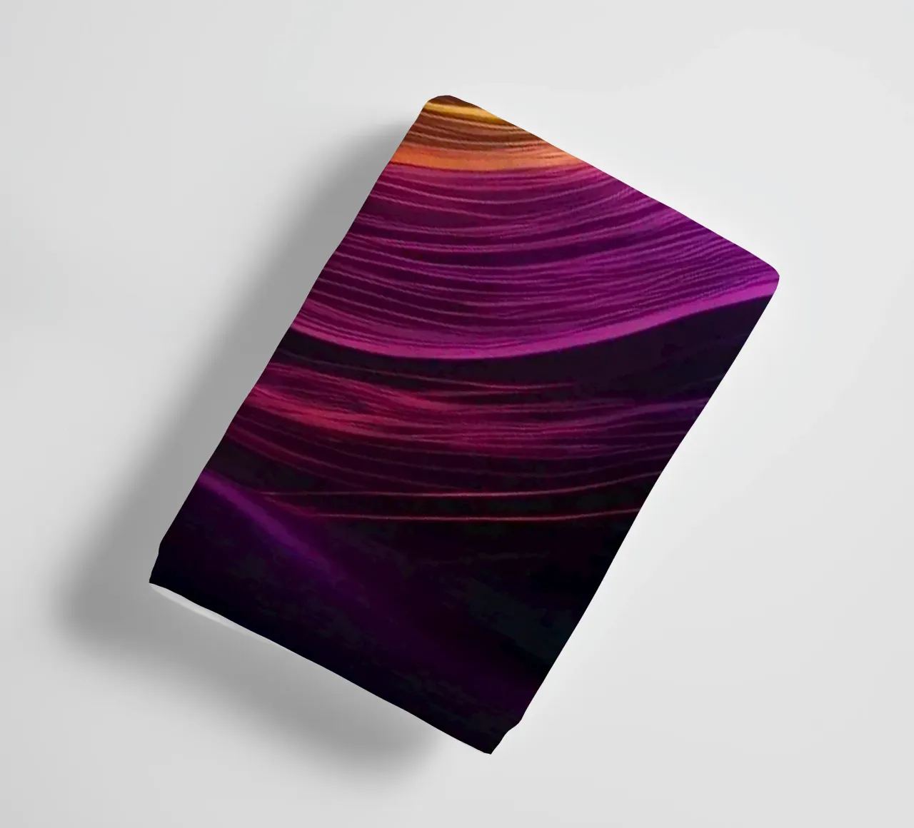 Des vagues abstraites vibrantes créent un fond d'écran numérique envoûtant. serviette de bain de DesignDoodle