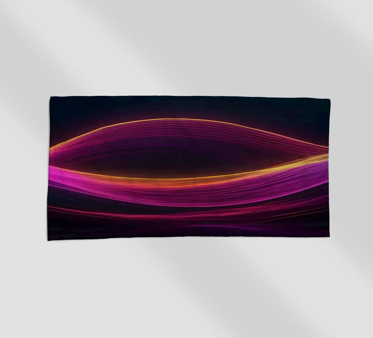 Des vagues abstraites vibrantes créent un fond d'écran numérique envoûtant. serviette de plage de DesignDoodle