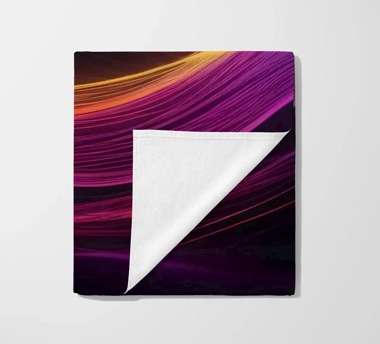 Des vagues abstraites vibrantes créent un fond d'écran numérique envoûtant. serviette de plage de DesignDoodle