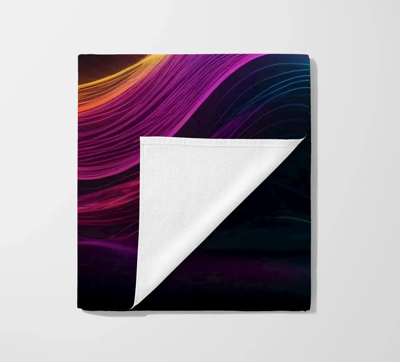 Des vagues abstraites vibrantes créent un fond d'écran numérique envoûtant. serviette de plage de DesignDoodle