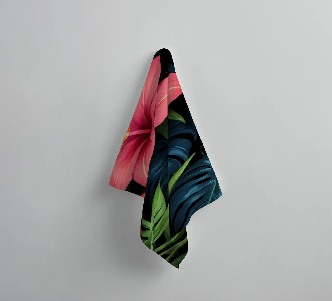Vibranti fiori tropicali si combinano in un'esposizione artistica asciugamano da bagno da DesignDoodle