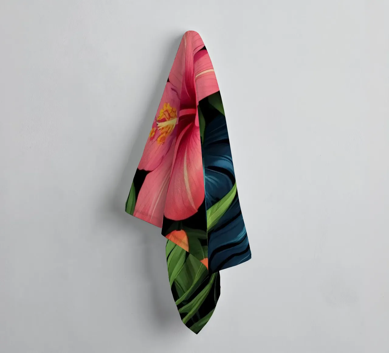 Vibranti fiori tropicali si combinano in un'esposizione artistica asciugamano da bagno da DesignDoodle